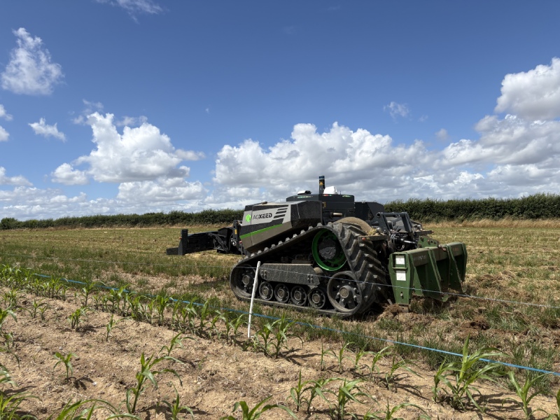Présentation d'une machine agricole à l'occasion des 170 ans de Pelé Agri Conseil