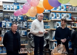 Photo de Matthieu faisant un discours dans le magasin de Candé