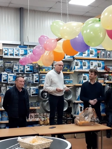 Photo de Matthieu faisant un discours dans le magasin de Candé