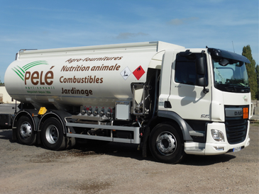 Photo du camion citerne Pelé de côté