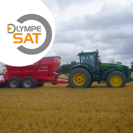 Tracteur de la soci&#233;t&#233; Pel&#233; avec logo Olympe Sat